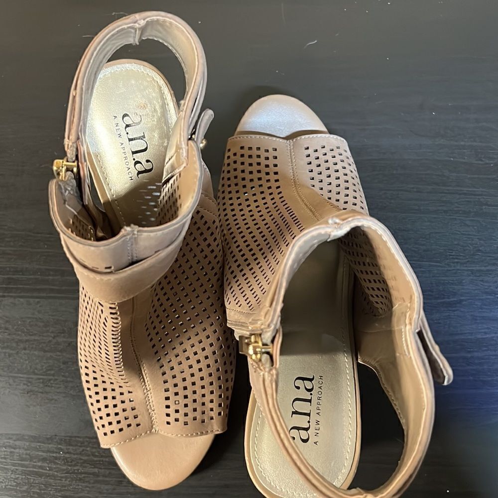 Ana Pumps  - Picture 4 of 6